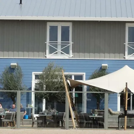 Beach Hotel Oostvoorne فندق *